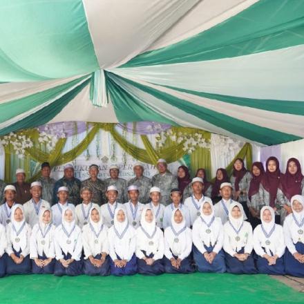 Pambakal Simpang Tiga Hadiri Perpisahan MTsS Darul Hasanah: Dukung Pendidikan untuk Kemajuan Desa
